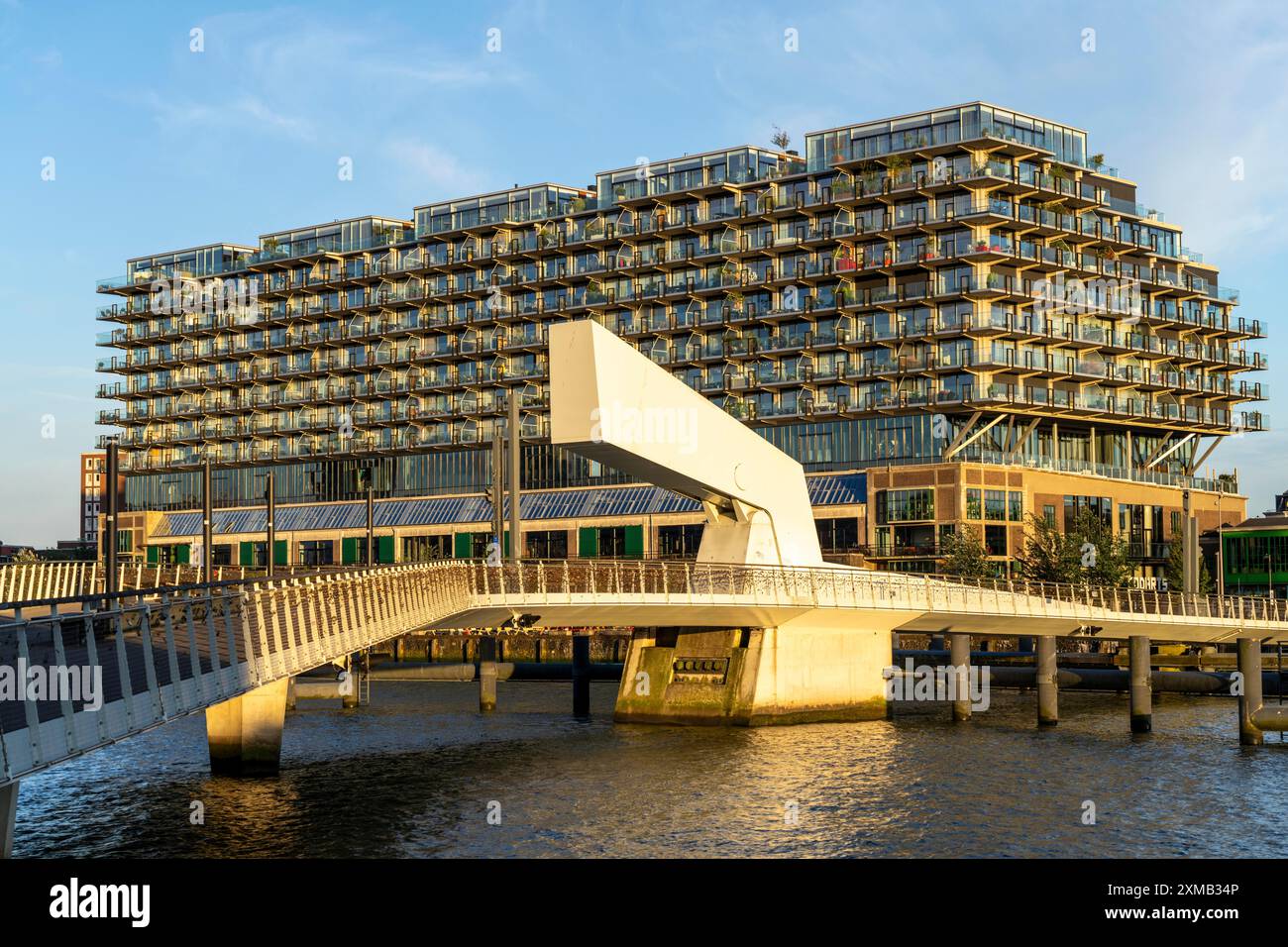 L'ex magazzino Fenix del 1923, distrutto durante la guerra, rinnovato nel 2019, convertito in un edificio residenziale e commerciale, con hotel Foto Stock