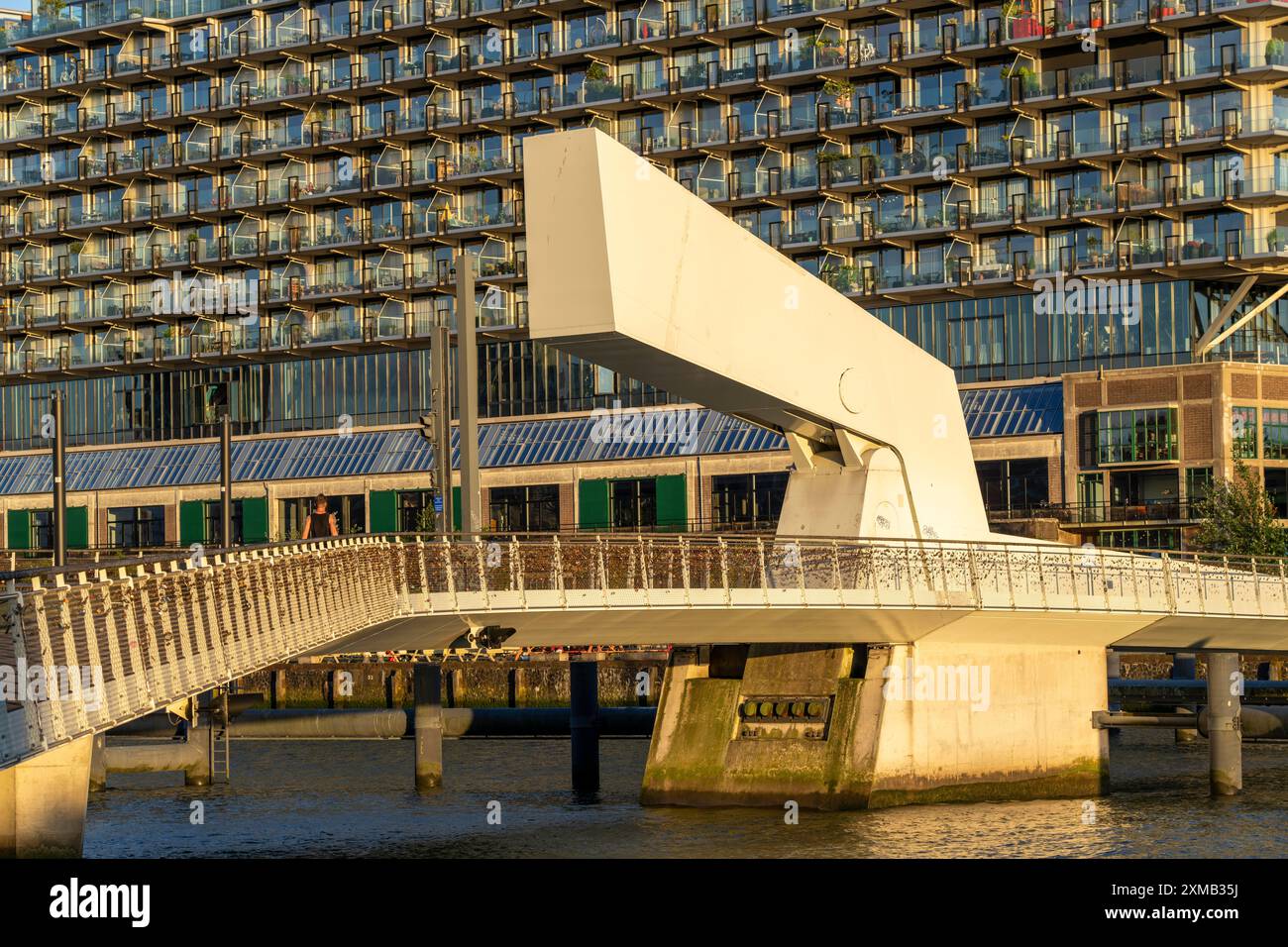 L'ex magazzino Fenix del 1923, distrutto durante la guerra, rinnovato nel 2019, convertito in un edificio residenziale e commerciale, con hotel Foto Stock