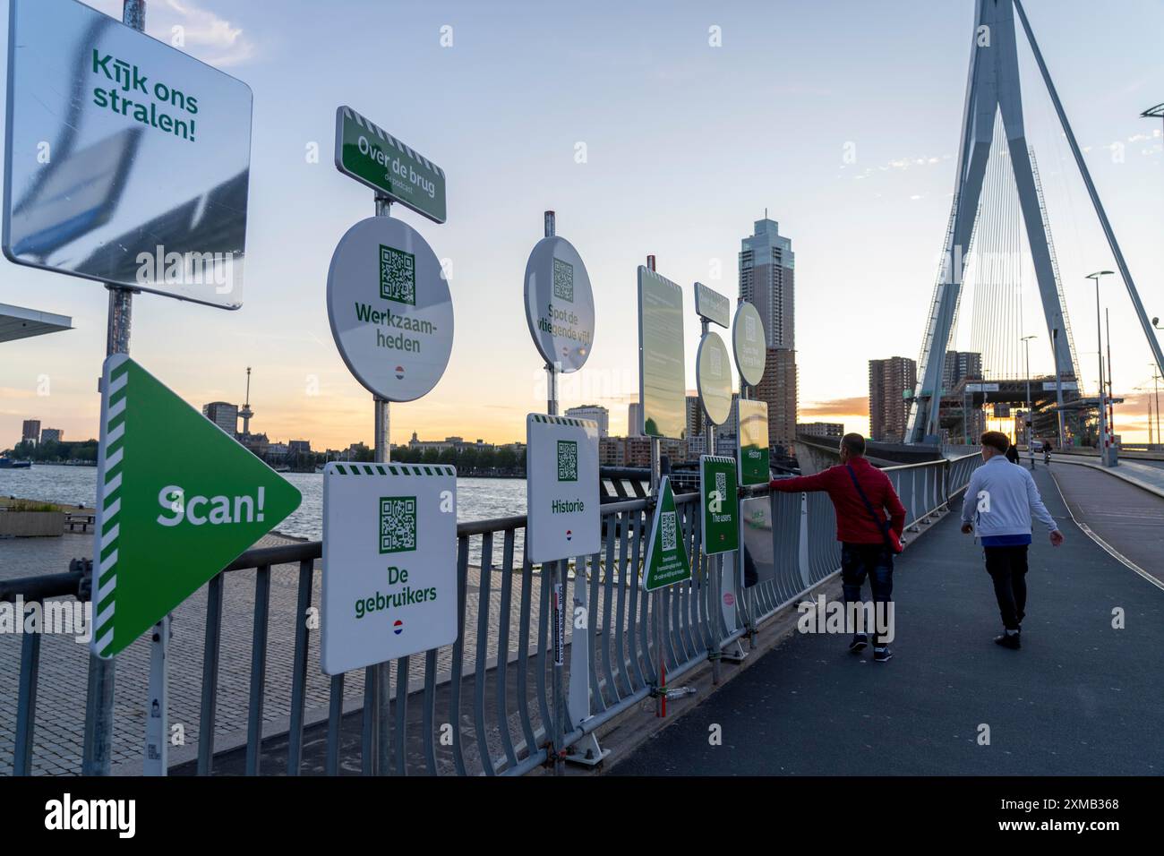 Pannelli informativi con codice QR, su vari argomenti, informazioni turistiche, presso il ponte Erasmus, sul Nieuwe Maas, Kop van Zuid, Rotterdam Foto Stock