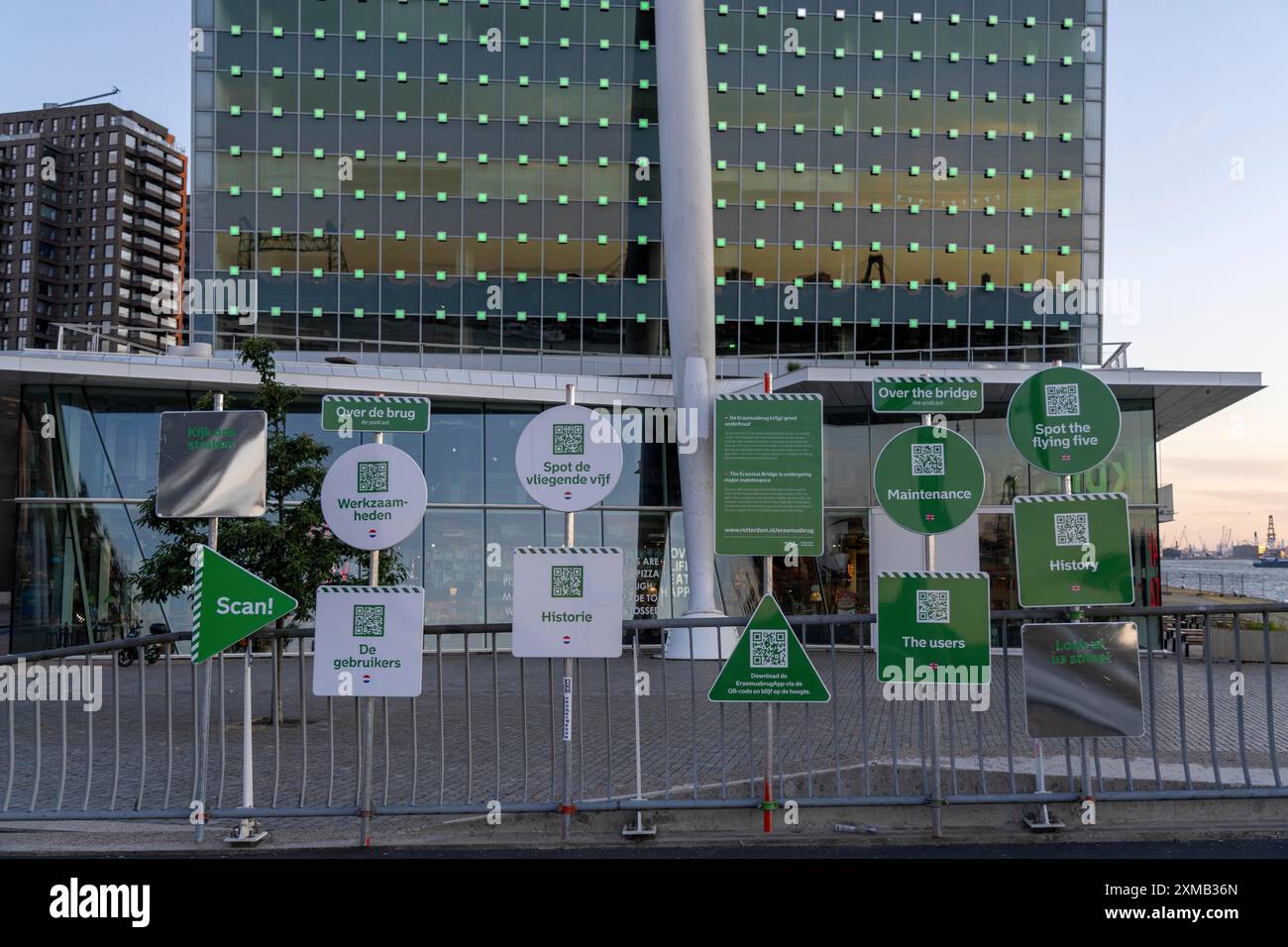 Pannelli informativi con codice QR, su vari argomenti, informazioni turistiche, presso il ponte Erasmus, sul Nieuwe Maas, Kop van Zuid, Rotterdam Foto Stock