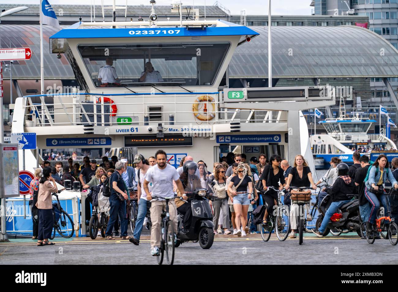 Traghetti GVB per pedoni e ciclisti attraverso il fiume IJ, per la stazione centrale di Amsterdam, gratuitamente, verso i quartieri orientali Foto Stock