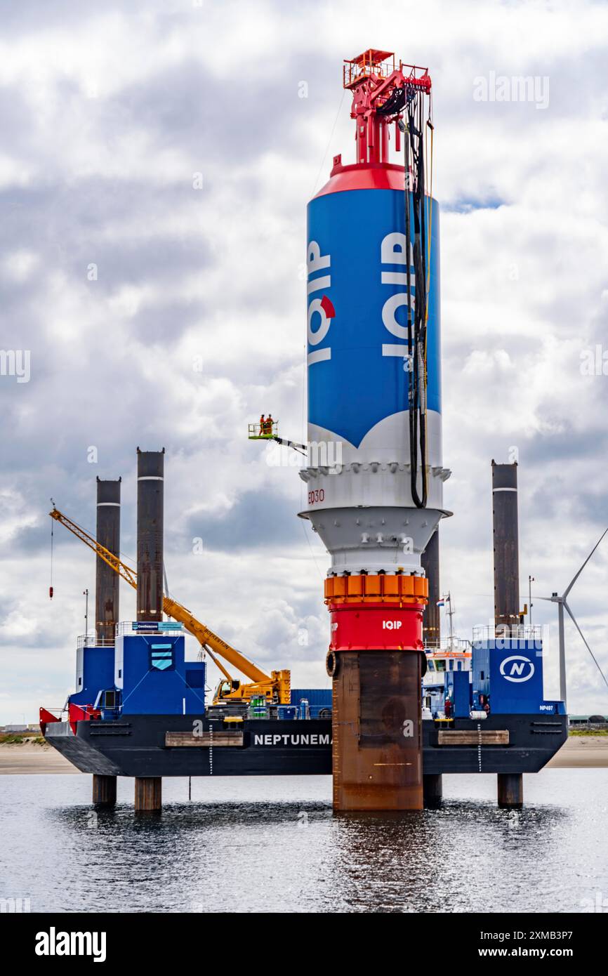Piattaforma con sistema di palificazione IQIP EQ, per palificazione di tubi in acciaio a rumorosità ridotta, come base nel fondo marino, per turbine eoliche offshore, da a. Foto Stock