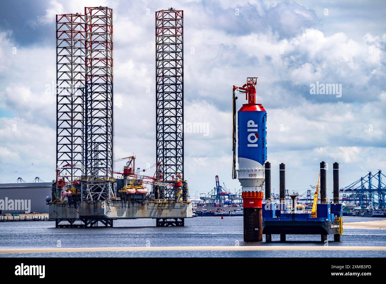 Piattaforma con sistema di palificazione IQIP EQ, per palificazione di tubi in acciaio a rumorosità ridotta, come base nel fondo marino, per turbine eoliche offshore, da a. Foto Stock