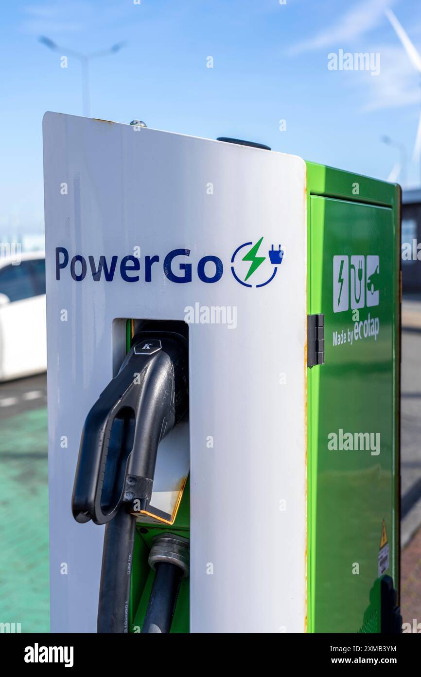 Stazione di ricarica rapida per auto elettriche, dal fornitore olandese PowerGo, nel porto dei traghetti di Eemshaven, alimentata da energia rinnovabile, Paesi Bassi Foto Stock