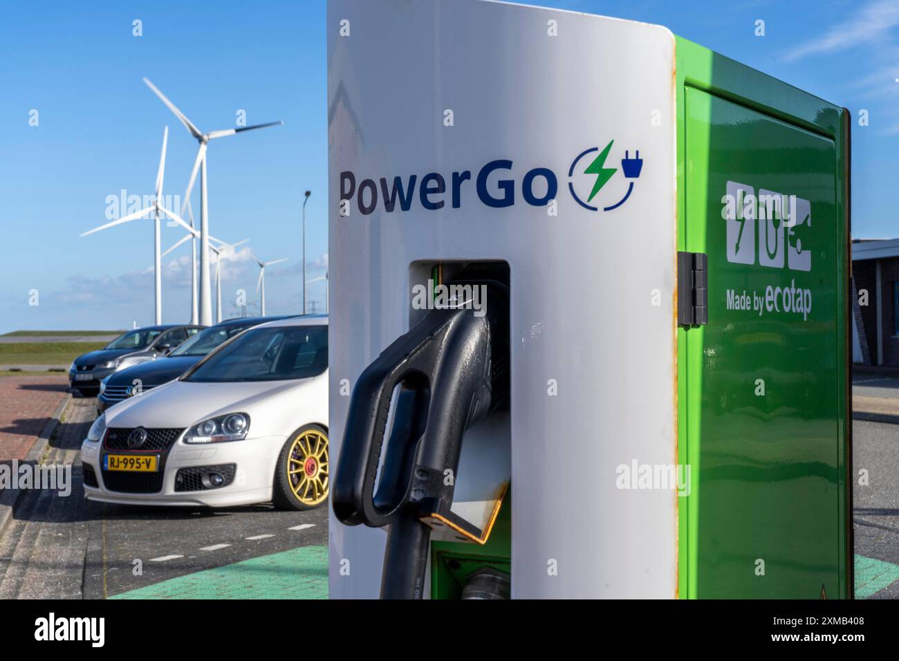 Stazione di ricarica rapida per auto elettriche, dal fornitore olandese PowerGo, nel porto dei traghetti di Eemshaven, alimentata da energia rinnovabile, Paesi Bassi Foto Stock