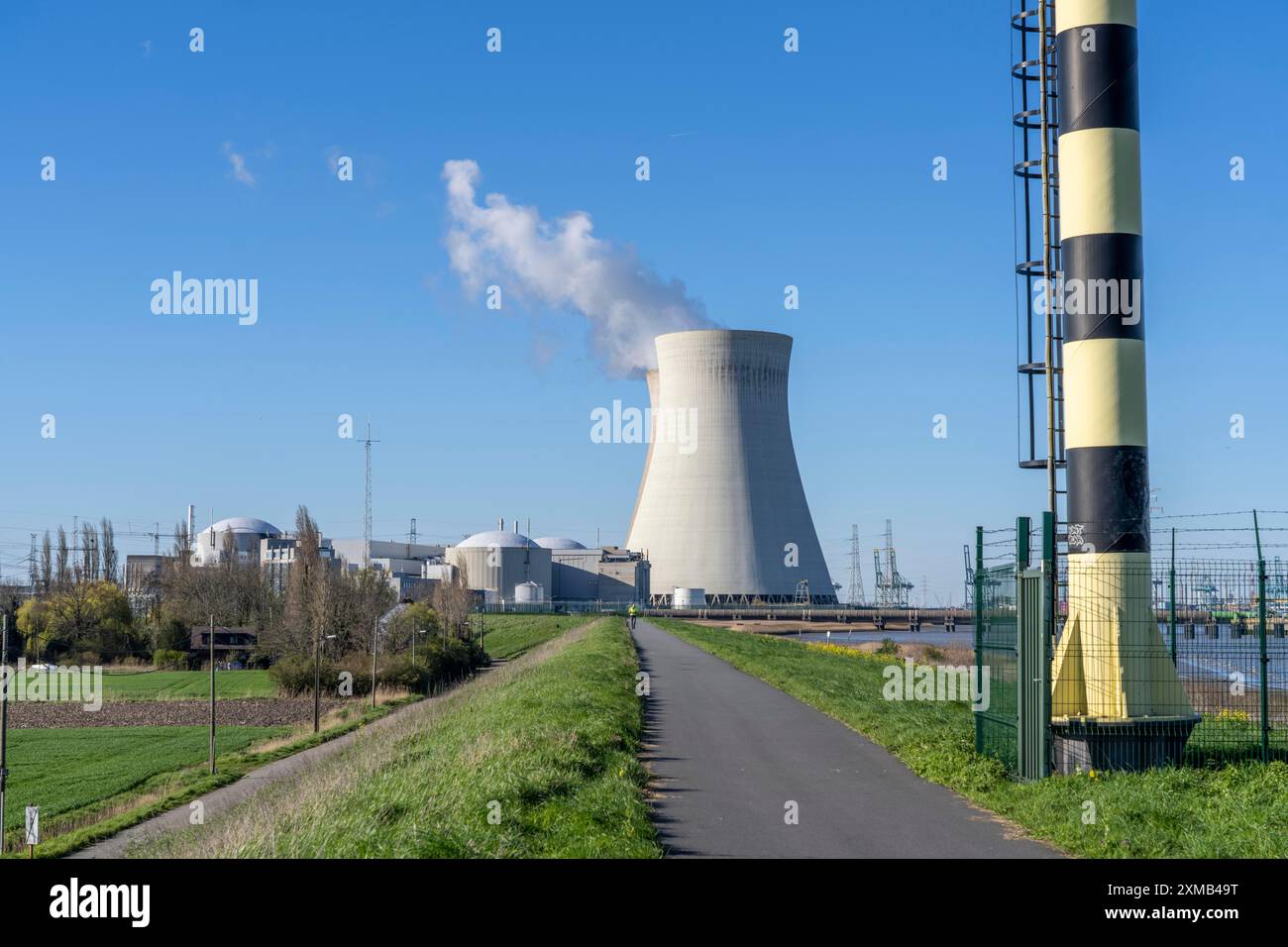 La centrale nucleare di Doel sulla Schelda, una delle due centrali nucleari del Belgio, è costituita da tre unità operative, ciascuna con una pressurizzata Foto Stock