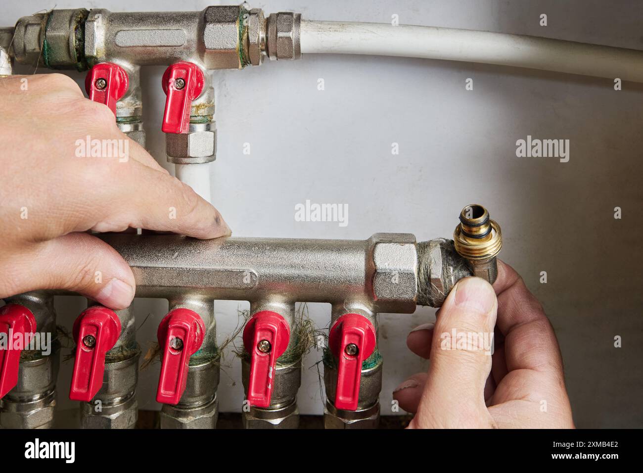Collettore per tubi con valvola di controllo manuale, collettore di distribuzione dell'acqua per la riparazione dell'idraulico. Foto Stock