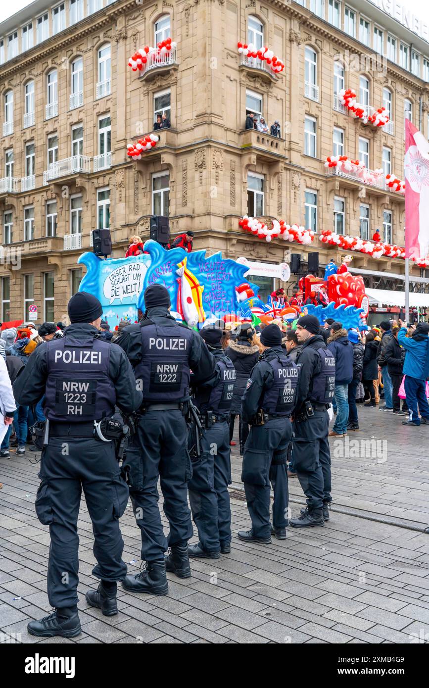 Processione del lunedì delle rose a Duesseldorf, carnevale di strada, operazioni di polizia, agenti di polizia sorvegliano la processione del carnevale Foto Stock