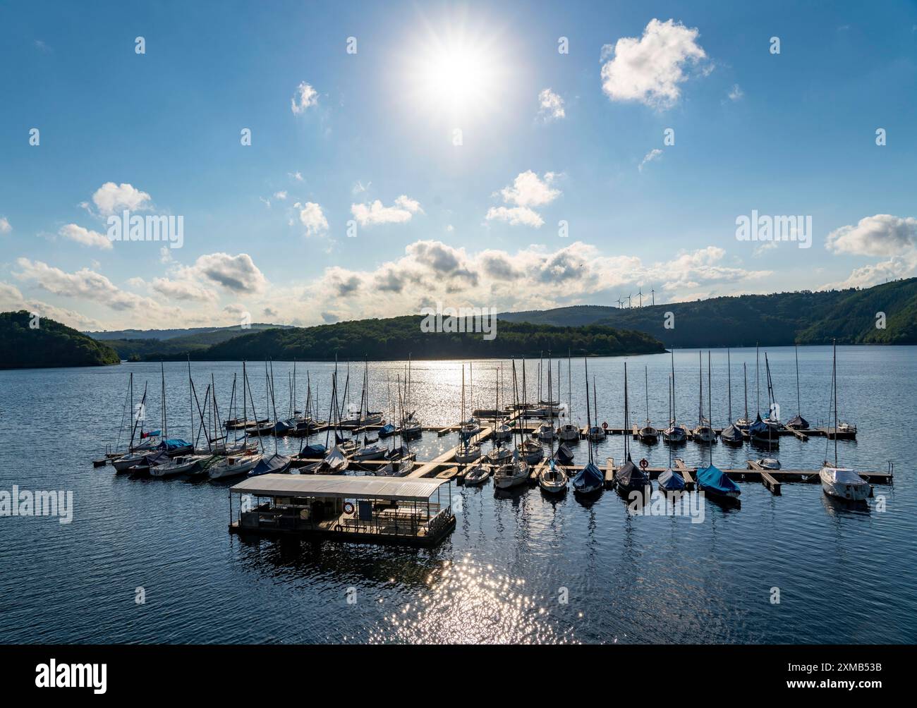 Lago Rursee, bacino idrico nel Parco Nazionale dell'Eifel, sponda nord-est vicino a Heimbach, vicino alla diga di Rur Schwammenauel, barche a vela galleggianti Foto Stock