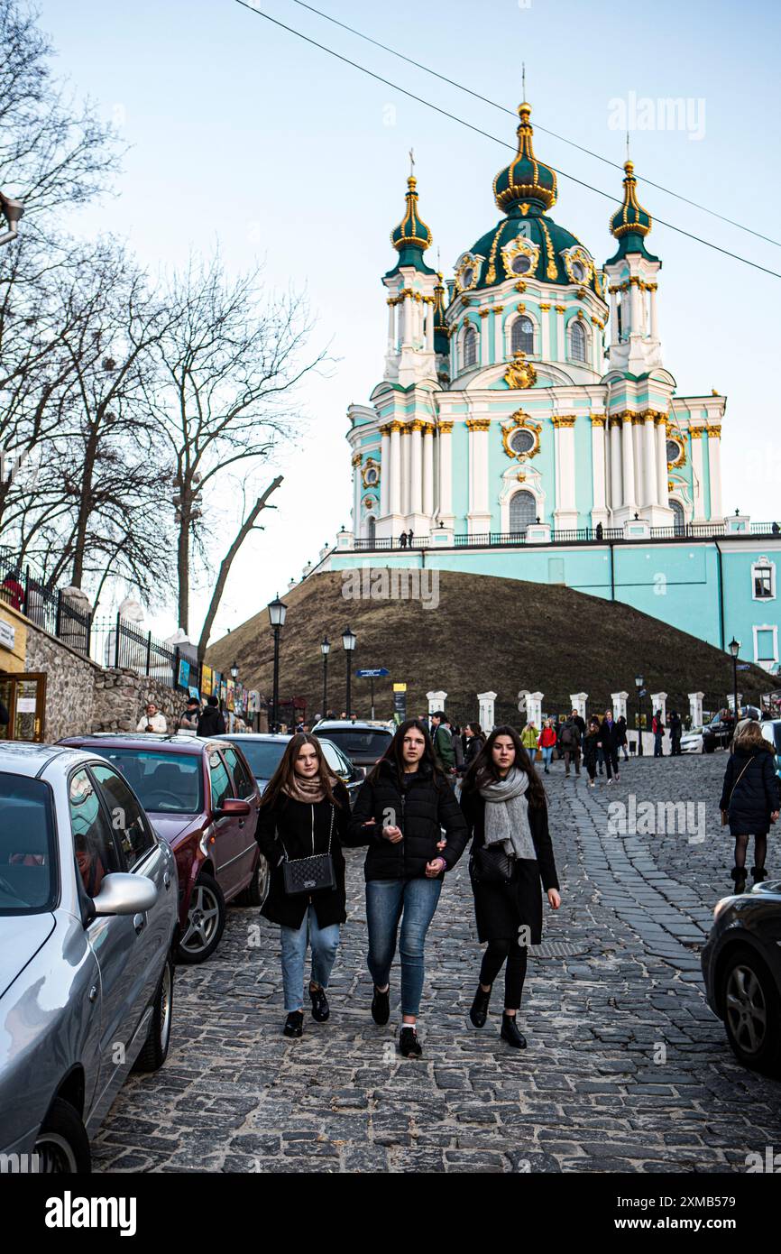 Tre ninfe che passeggiano giù per la collina dalla chiesa di Sant'Andrea (progetto Bartolomeo Rastrelli) su Sant'Andrea scendono in una bella giornata tranquilla nel marzo 2019. Foto Stock