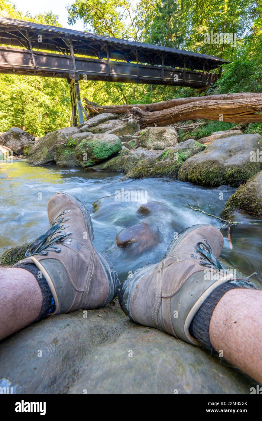 Le cascate di Irrel, rapide nel tratto inferiore del Pruem, ponte di legno coperto per escursionisti, tra Pruemzurlay e Irrel, nell'Eifel Foto Stock