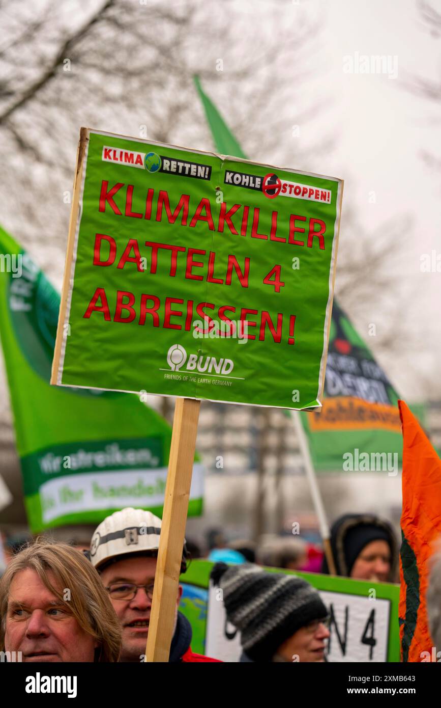 Azione di protesta del movimento Fridays for Future presso la centrale elettrica a carbone Datteln 4, contro la messa in funzione della centrale elettrica, come parte di Foto Stock