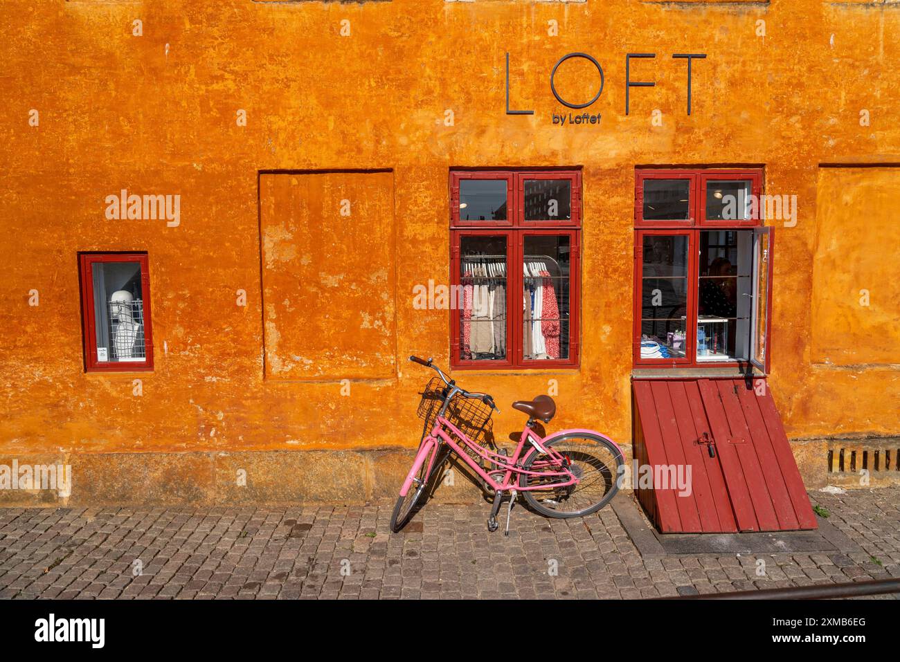 Christianshavns, negozio di moda, quartiere vecchio, allo stesso tempo molto vivace e alla moda, attraversato da molti canali, con negozi, pub, vita Foto Stock