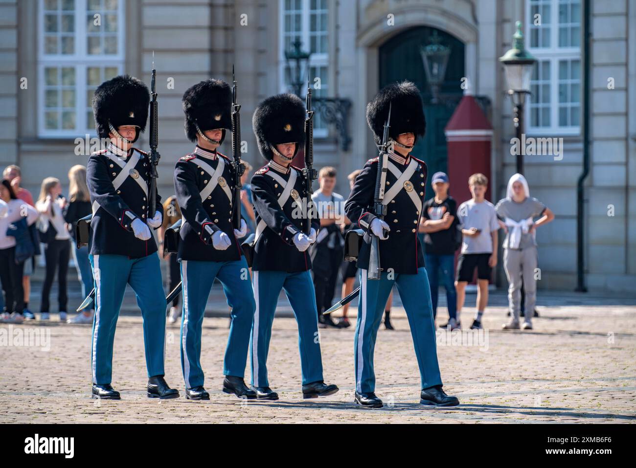 Palazzo di Amalienborg, guardie reali, cambio della Guardia, Copenaghen, Danimarca Foto Stock