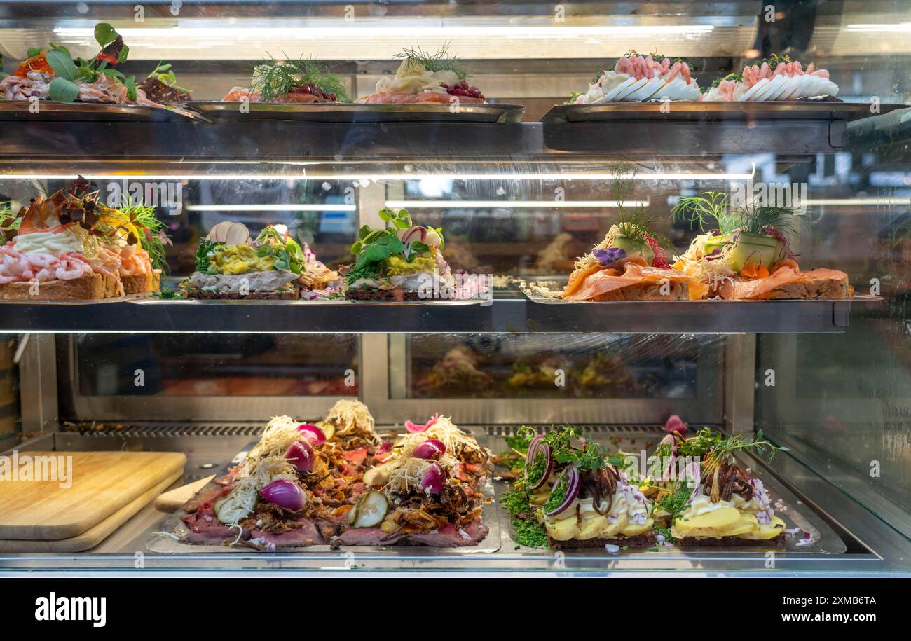 Sale del mercato di Torvehallerne con bancarelle, tutti i tipi di cibo, ristoranti, snack bar, Copenhagen, ristorante Smorrebrod, Danimarca Foto Stock