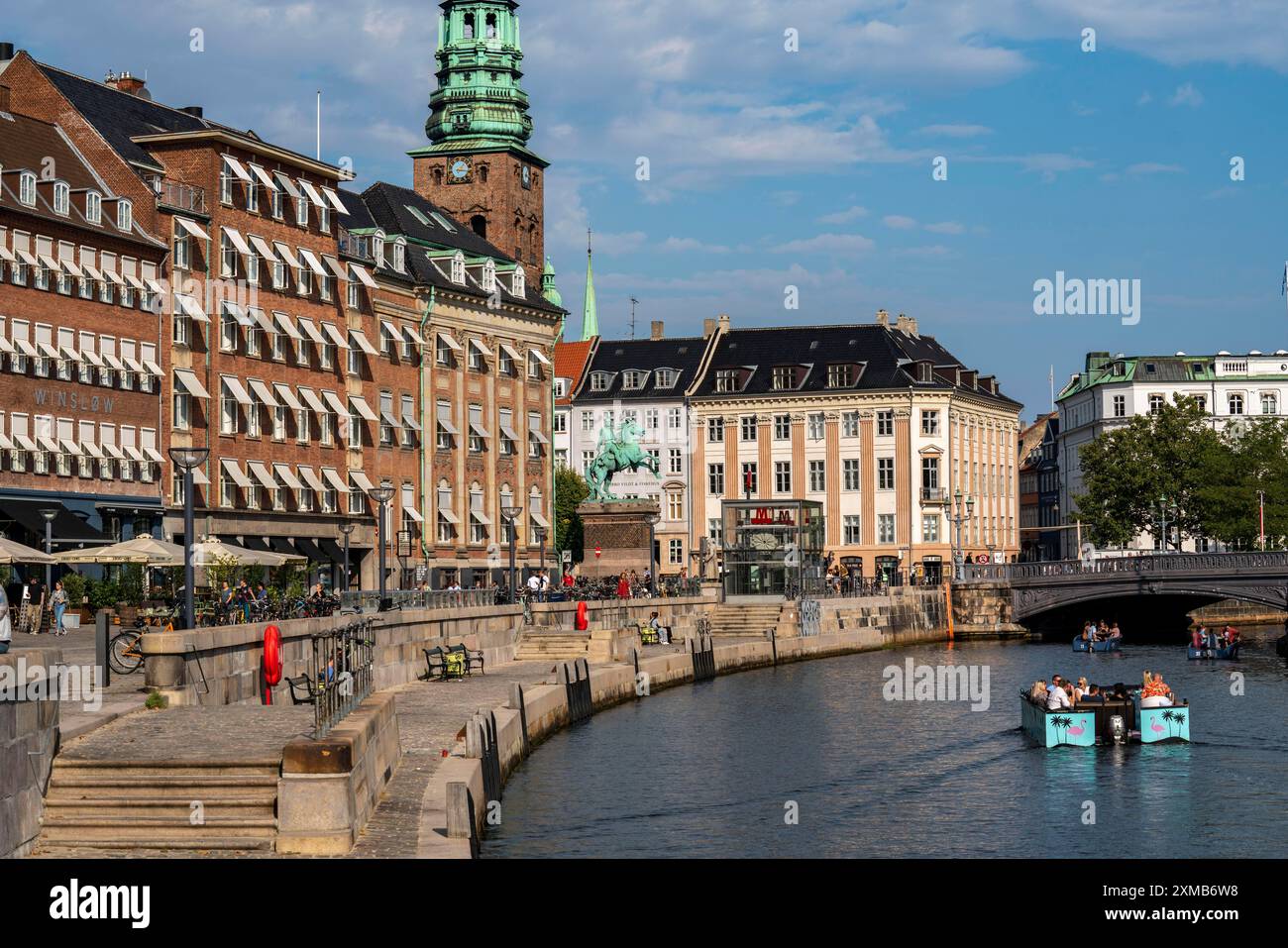 Piazza Gammel Strand, centro città, sul canale Slotholmens, torre di Nikolaj Kunsthal, ex chiesa, ora sala esposizioni d'arte, Copenaghen, Danimarca Foto Stock