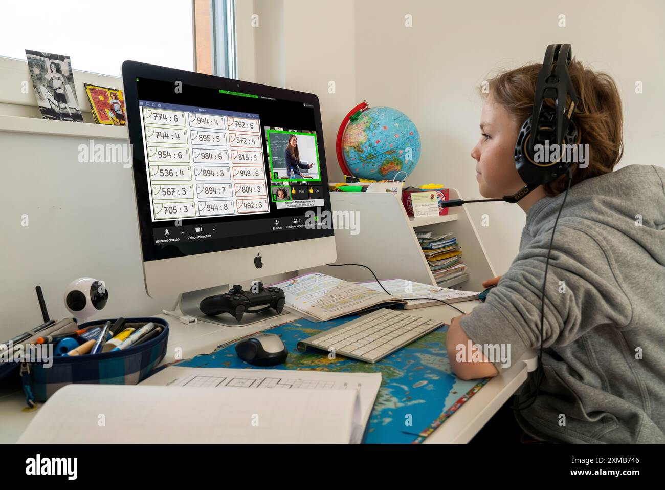 Giovani, alunni delle scuole primarie, apprendimento a domicilio, lavoro scolastico, apprendimento a distanza, classe virtuale, chatta con insegnanti e compagni di classe, a casa Foto Stock