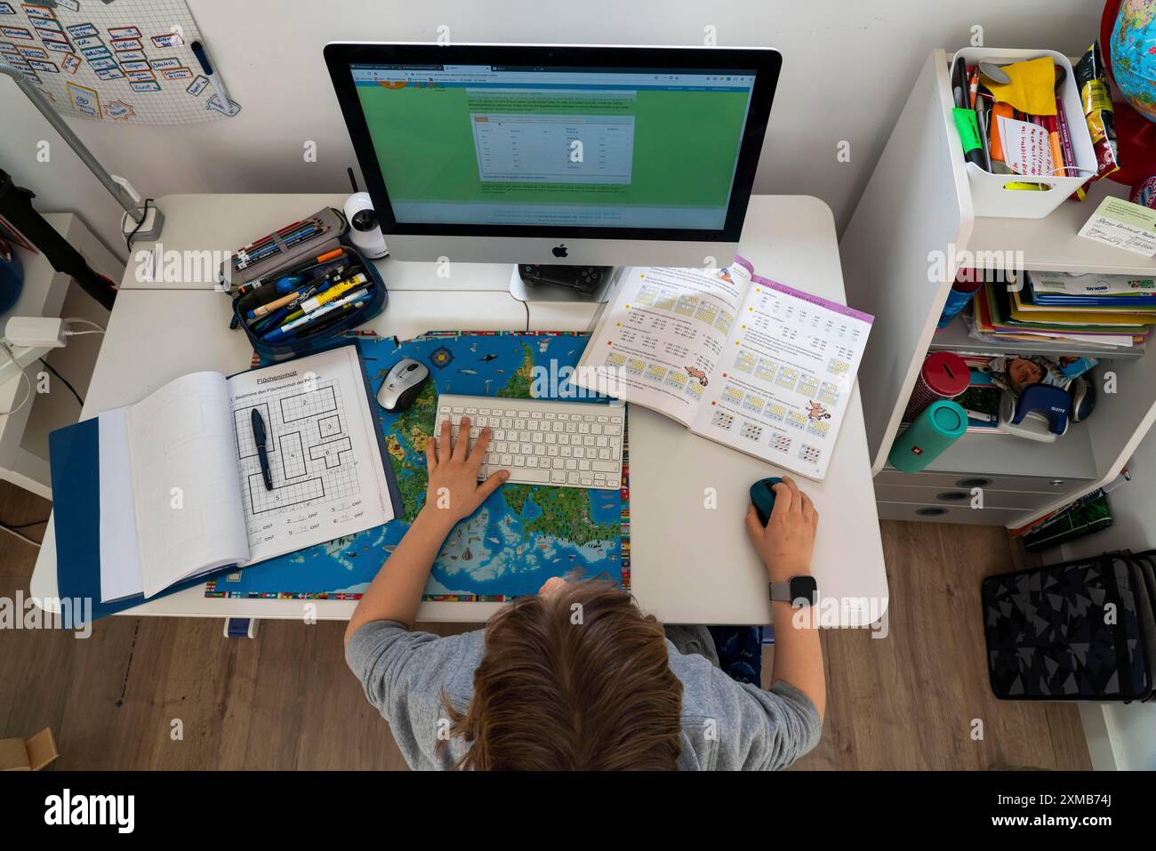 Giovani, alunni delle scuole primarie, apprendimento a domicilio, lavoro scolastico, apprendimento a distanza, classe virtuale, a casa al computer, effetti della corona Foto Stock