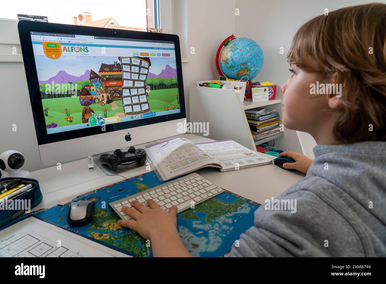 Giovani, alunni delle scuole primarie, apprendimento a domicilio, lavoro scolastico, apprendimento a distanza, classe virtuale, a casa al computer, effetti della corona Foto Stock