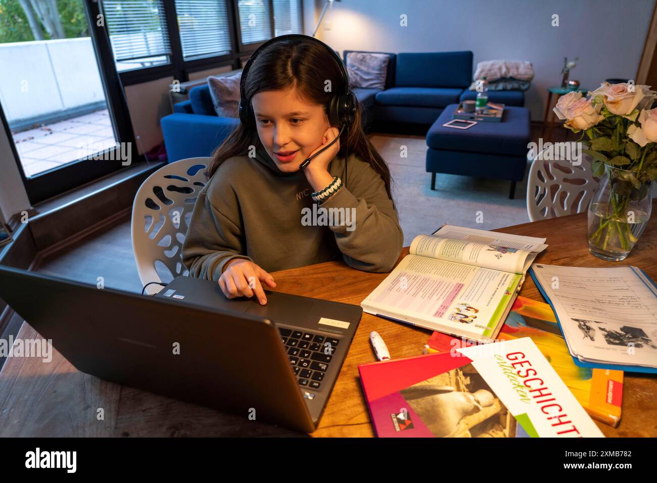 Homeschooling, ragazza, 11 anni, impara a casa, a casa, lezioni a casa, apprendimento a distanza, chat con insegnanti e compagni di classe tramite laptop Foto Stock