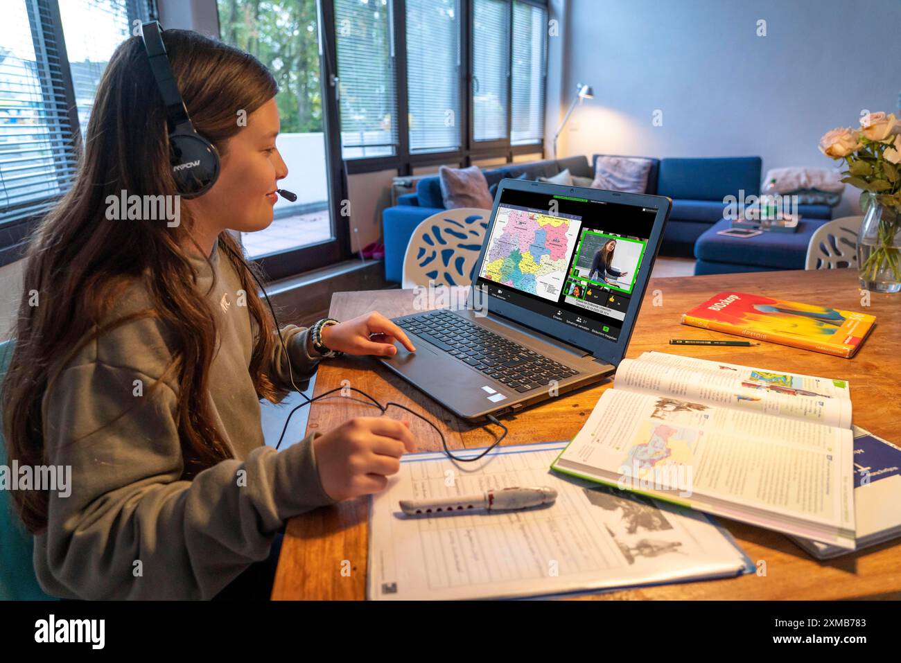 Homeschooling, ragazza, 11 anni, impara a casa, a casa, lezioni a casa, apprendimento a distanza, chat con insegnanti e compagni di classe tramite laptop Foto Stock