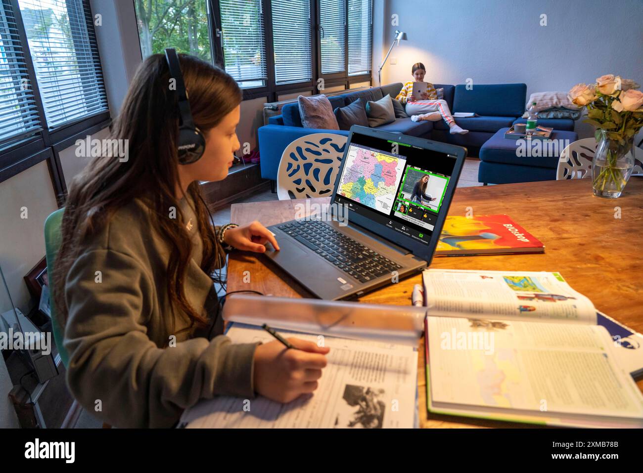 Homeschooling, 2 ragazze, sorelle, 11 anni, imparare a casa, apprendimento a casa, lezioni a casa, apprendimento a distanza, chat con insegnanti e compagni di classe Foto Stock