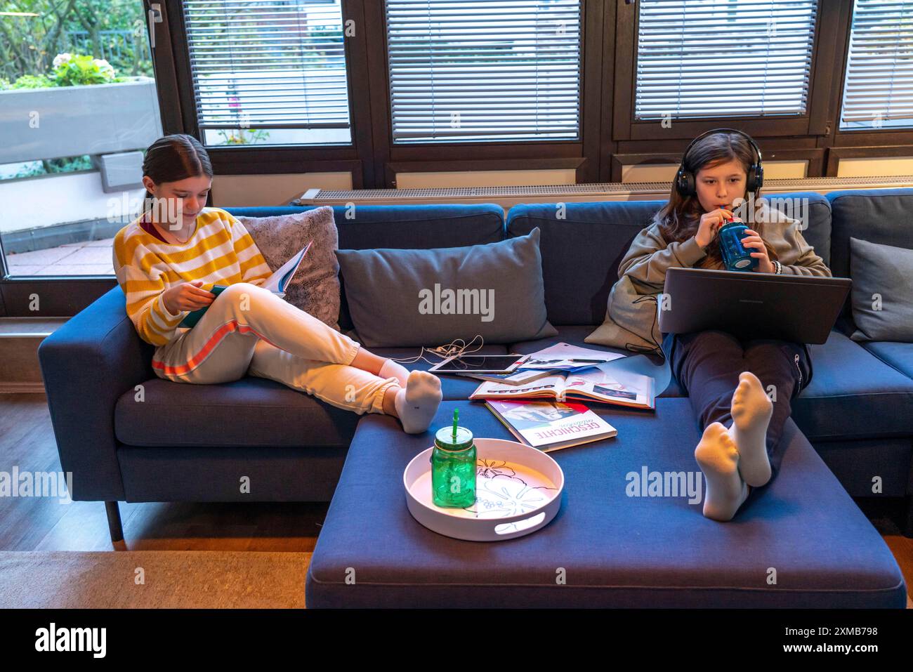 Homeschooling, 2 ragazze, sorelle, 11 anni, imparare a casa, apprendimento a casa, lezioni a casa, apprendimento a distanza, chat con insegnanti e compagni di classe Foto Stock