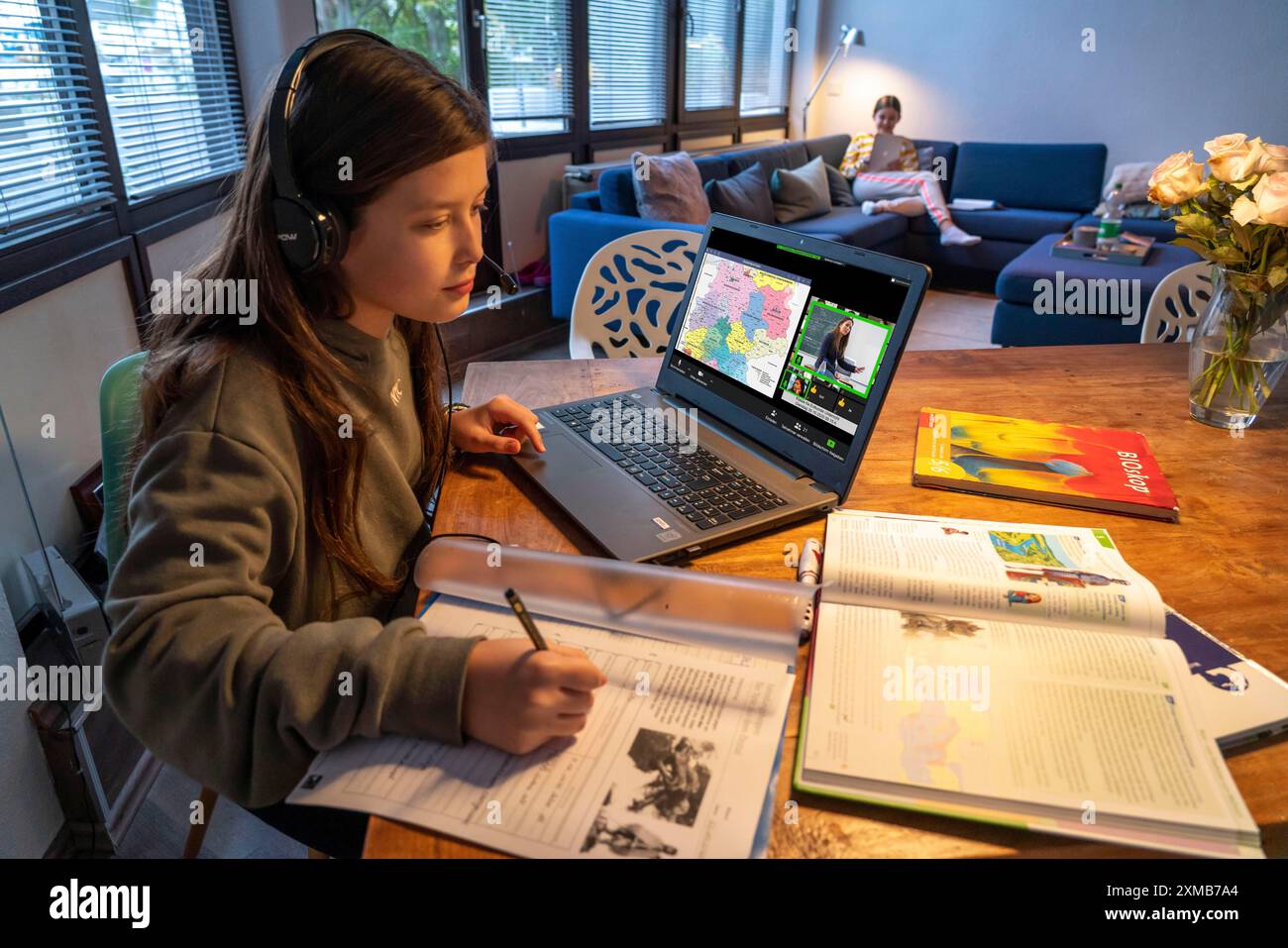 Homeschooling, 2 ragazze, sorelle, 11 anni, imparare a casa, apprendimento a casa, lezioni a casa, apprendimento a distanza, chat con insegnanti e compagni di classe Foto Stock