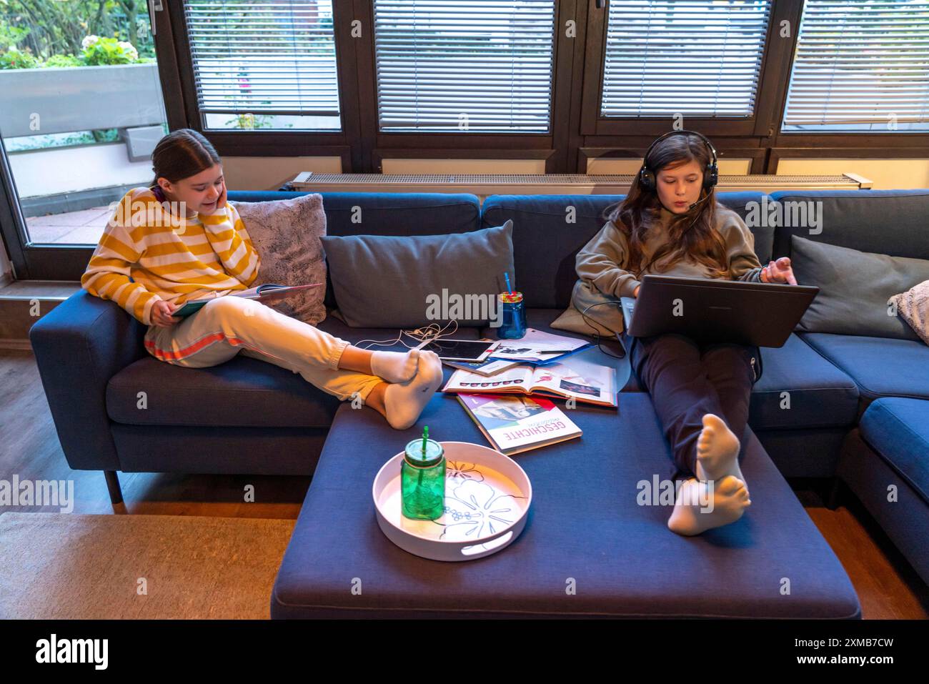 Homeschooling, 2 ragazze, sorelle, 11 anni, imparare a casa, apprendimento a casa, lezioni a casa, apprendimento a distanza, chat con insegnanti e compagni di classe Foto Stock