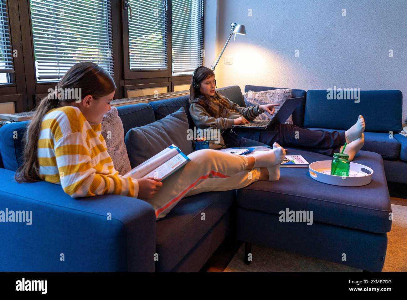 Homeschooling, 2 ragazze, sorelle, 11 anni, imparare a casa, apprendimento a casa, lezioni a casa, apprendimento a distanza, chat con insegnanti e compagni di classe Foto Stock