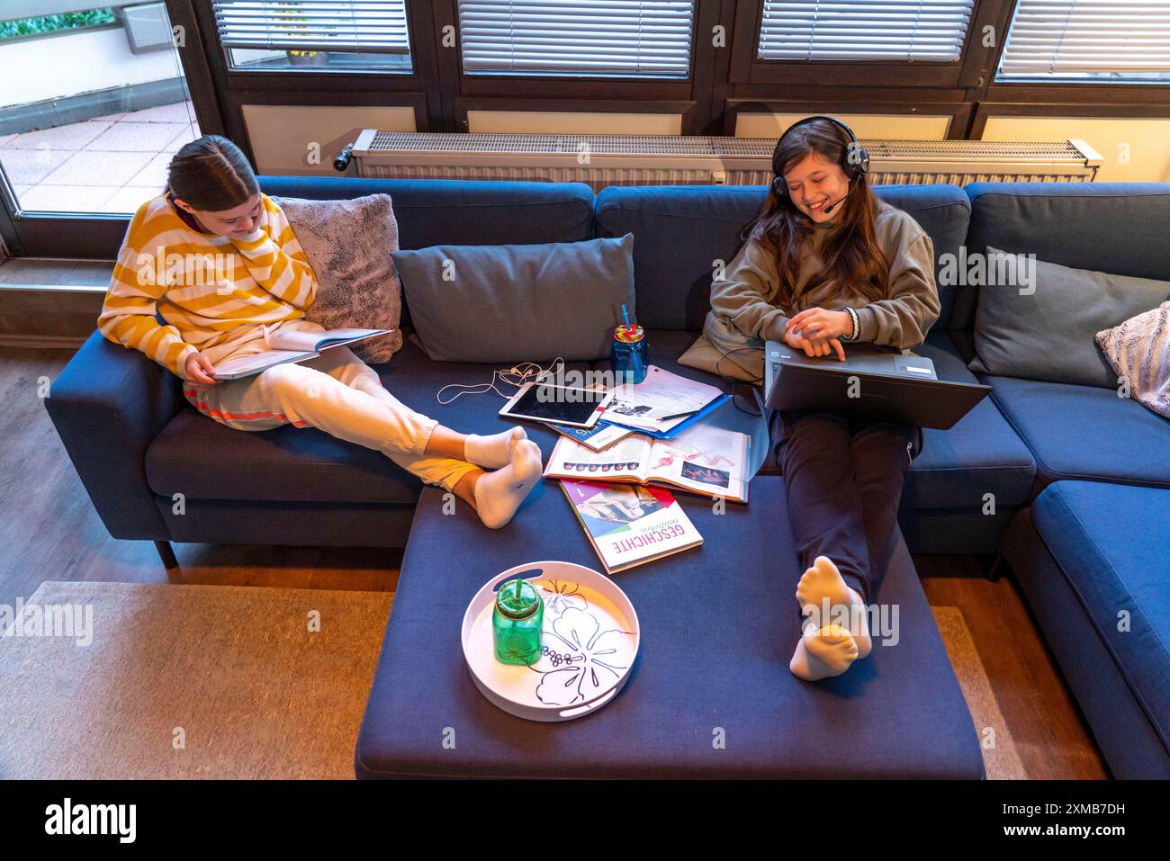 Homeschooling, 2 ragazze, sorelle, 11 anni, imparare a casa, apprendimento a casa, lezioni a casa, apprendimento a distanza, chat con insegnanti e compagni di classe Foto Stock