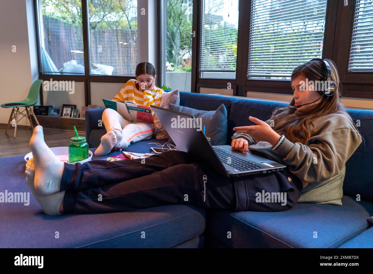 Homeschooling, 2 ragazze, sorelle, 11 anni, imparare a casa, apprendimento a casa, lezioni a casa, apprendimento a distanza, chat con insegnanti e compagni di classe Foto Stock