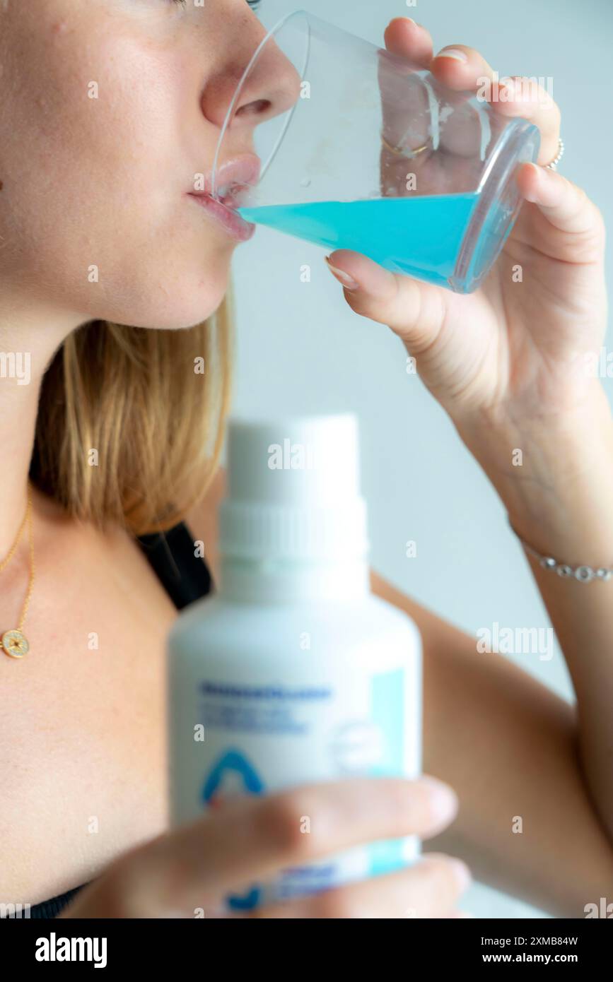 Alito cattivo, prevenzione attraverso la pulizia, collutorio Foto Stock