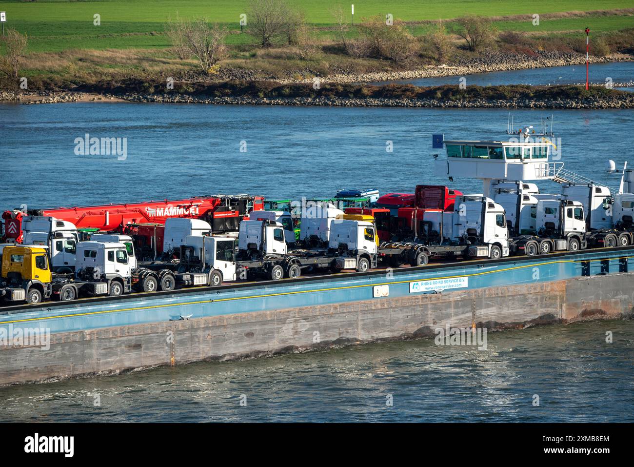 Nave da carico sul Reno, vicino a Krefeld, cargo specializzato per veicoli, vera/RoRo1 ha spinto convoglio, trasporta nuovi veicoli, qui camion trattori e. Foto Stock