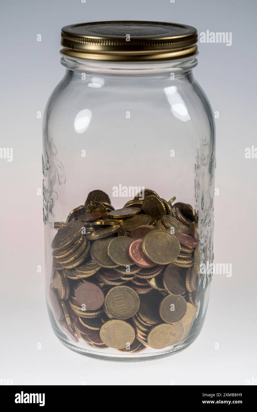 Monete, monete in euro, monete in cent, un cent, due cent, cinque centesimi, dieci centesimi, venti centesimi, cinquanta centesimi, monete, raccolta in un recipiente di conservazione Foto Stock