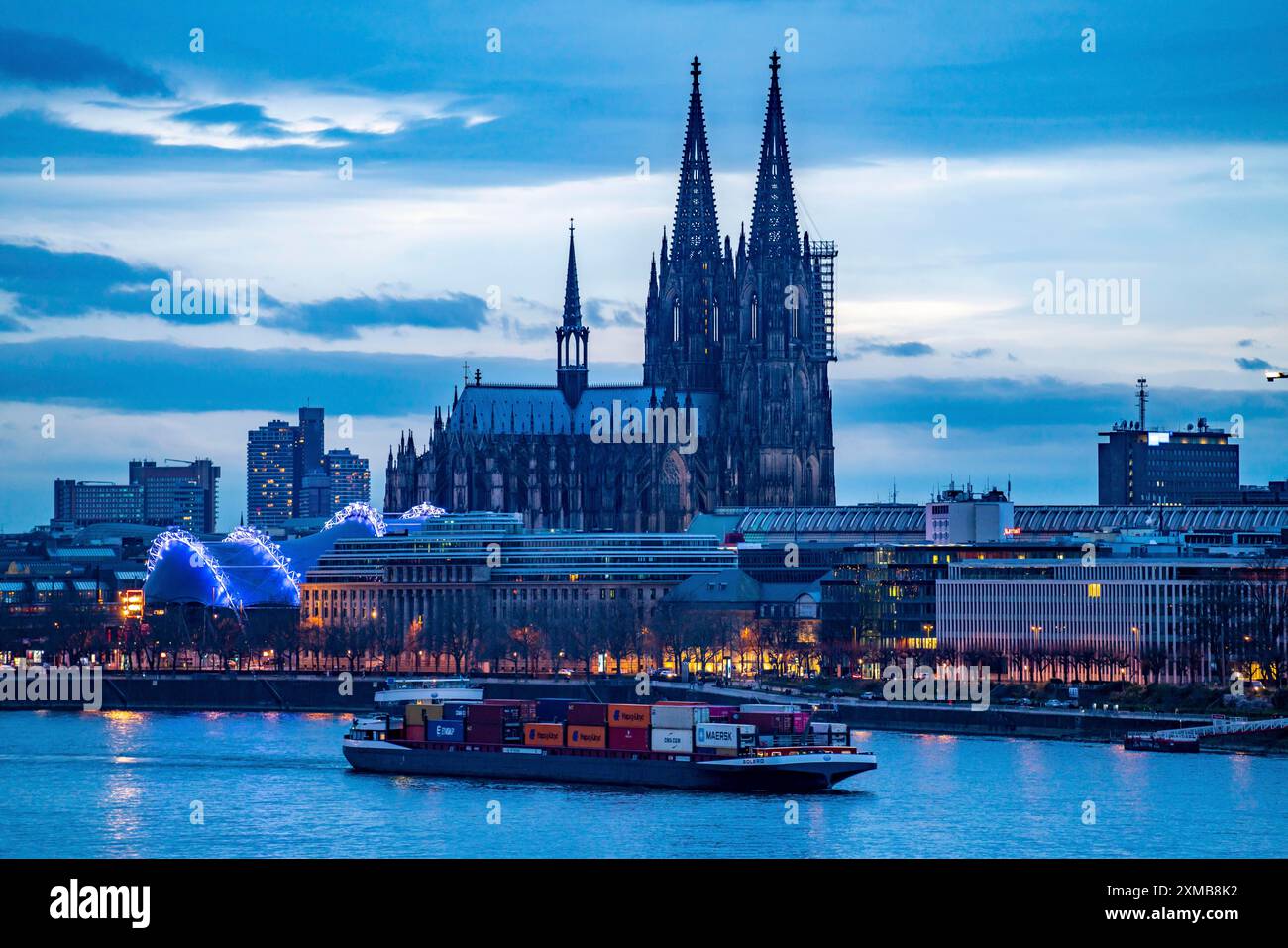 Skyline di Colonia, con la cattedrale, il teatro Musical Dome, sul Reno, sulla Renania settentrionale-Vestfalia, Germania Foto Stock