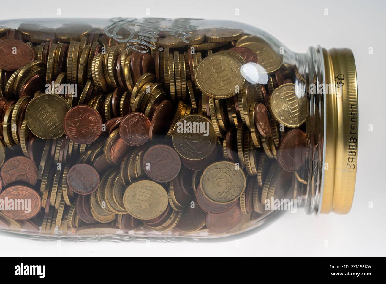 Monete, monete in euro, monete in cent, un cent, due cent, cinque centesimi, dieci centesimi, venti centesimi, cinquanta centesimi, monete, raccolta in un recipiente di conservazione Foto Stock