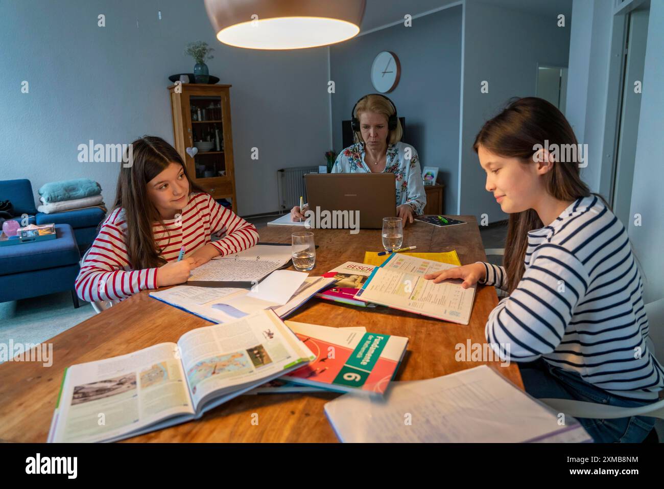 Homeschooling, durante il blocco nel gennaio 2021, i bambini imparano a casa per la scuola, la loro mamma è in ufficio e lavora con il laptop Foto Stock