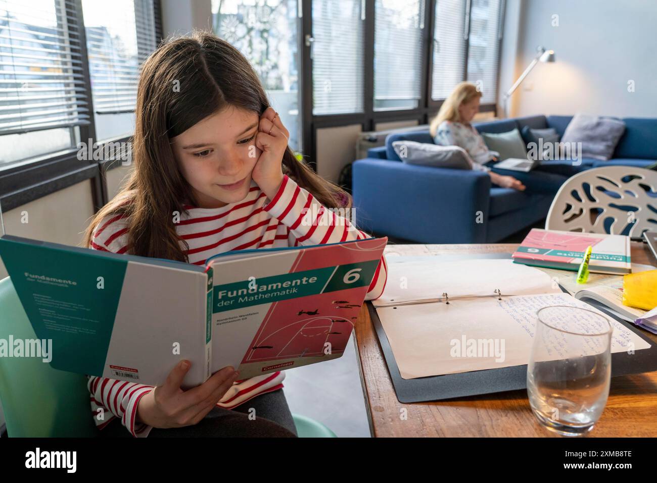 Homeschooling, durante il blocco nel gennaio 2021, bambini che imparano a casa per la scuola, una ragazza in lezioni video con la sua classe, sua madre è in Foto Stock