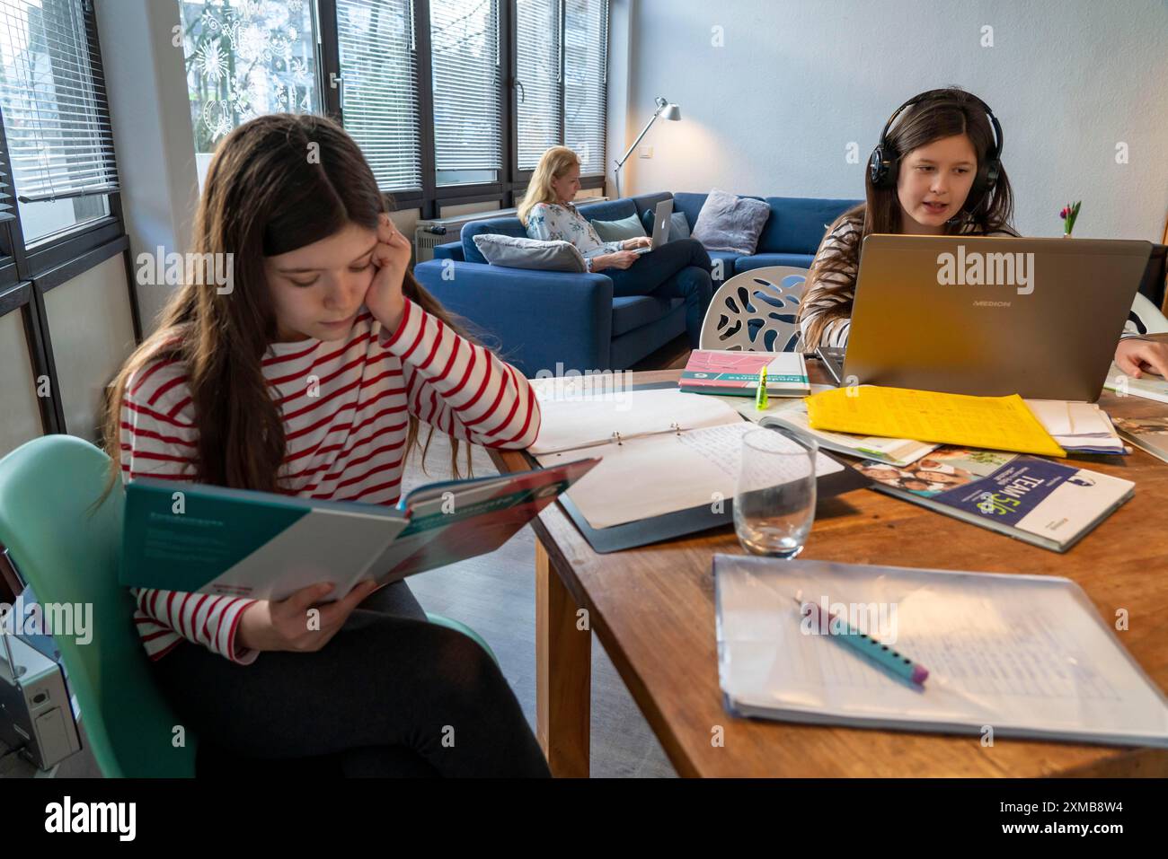 Homeschooling, durante il blocco nel gennaio 2021, bambini che imparano a casa per la scuola, una ragazza in lezioni video con la sua classe, sua madre è in Foto Stock