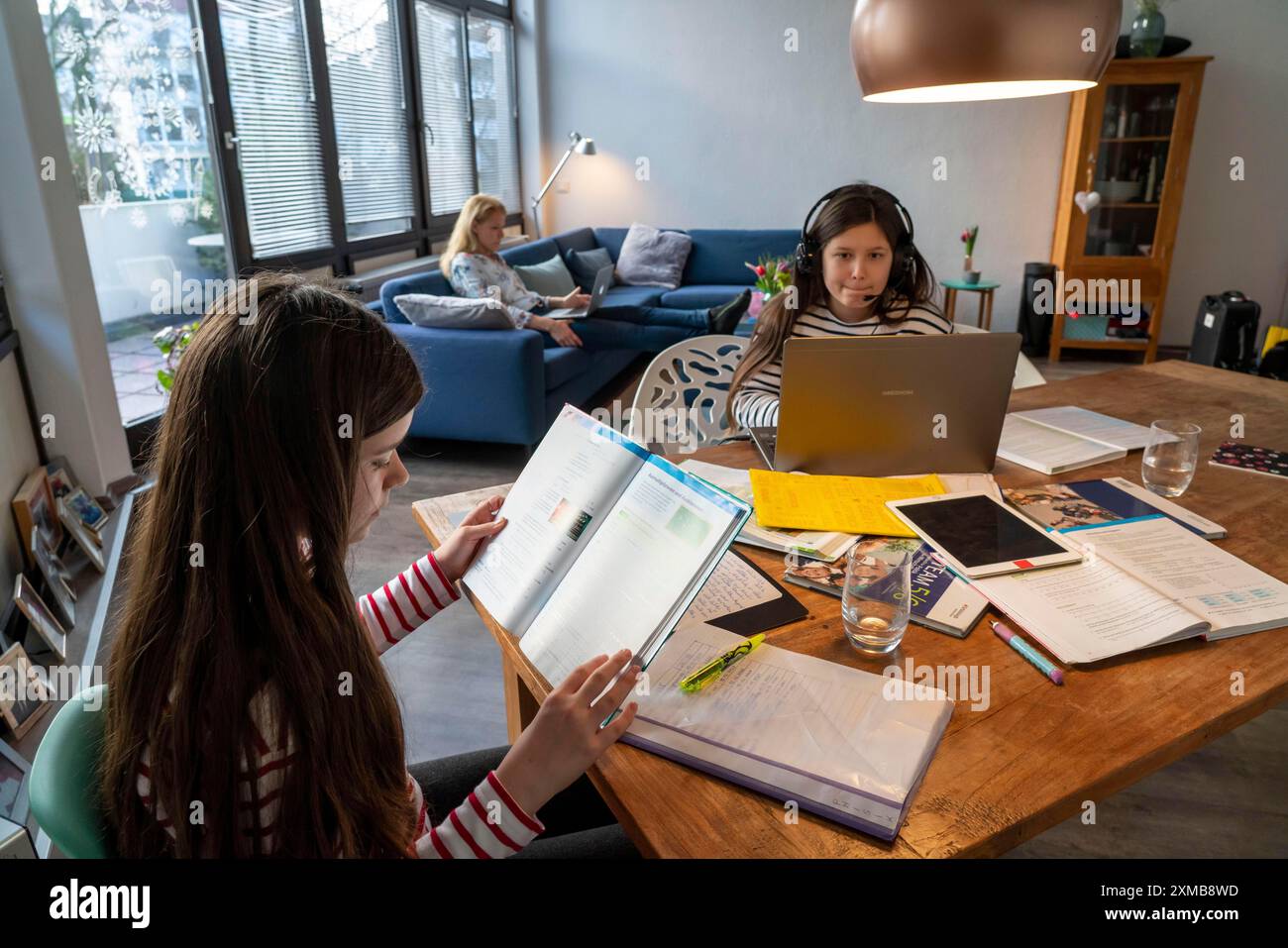 Homeschooling, durante il blocco nel gennaio 2021, bambini che imparano a casa per la scuola, una ragazza in lezioni video con la sua classe, sua madre è in Foto Stock