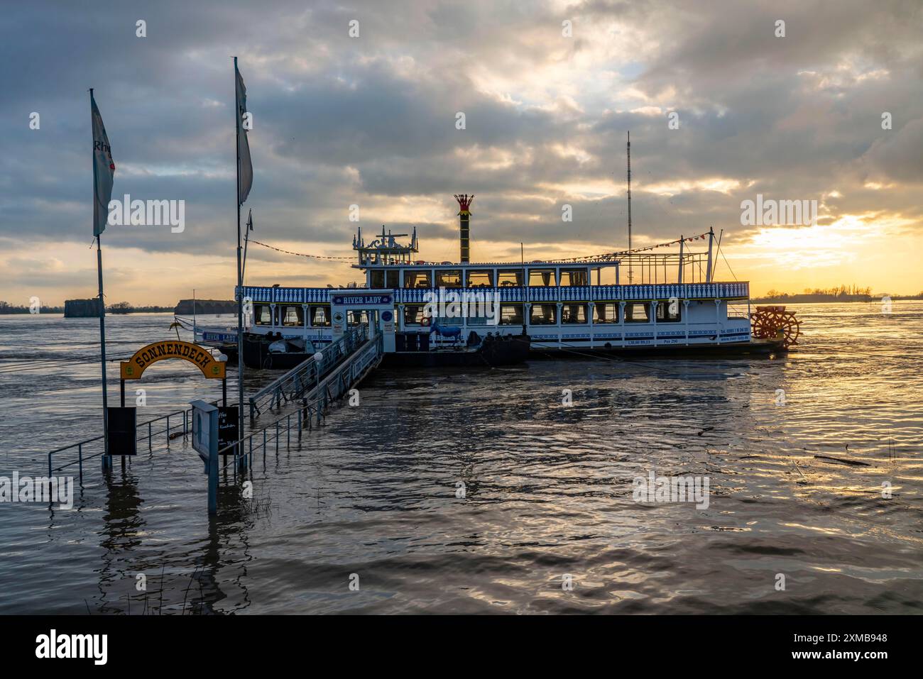 Inondazioni del Reno, passeggiata lungo la riva del fiume a Wesel, parte dell'acqua del fiume si sta già riversando sui sentieri, molo della barca per escursioni River Lady Foto Stock