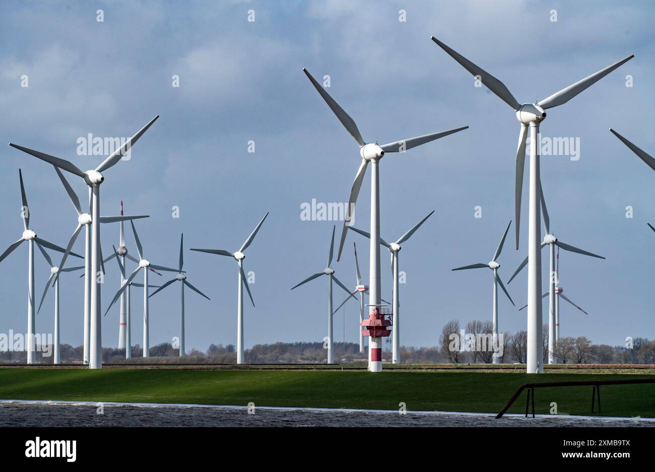 Parco eolico, Wybelsumer Polder, a ovest di Emden, alla foce del Weser, Dollard Foto Stock