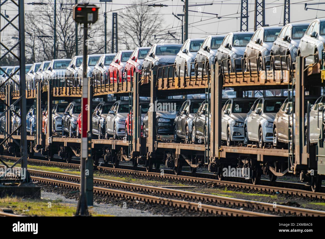 Stabilimento VW, Emden, auto nuove, autotrasporto, treno auto, treno merci, con veicoli VW, bassa Sassonia, Germania Foto Stock