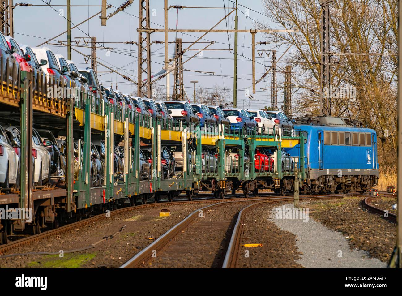 Stabilimento VW, Emden, auto nuove, autotrasporto, treno auto, treno merci, con veicoli VW, bassa Sassonia, Germania Foto Stock