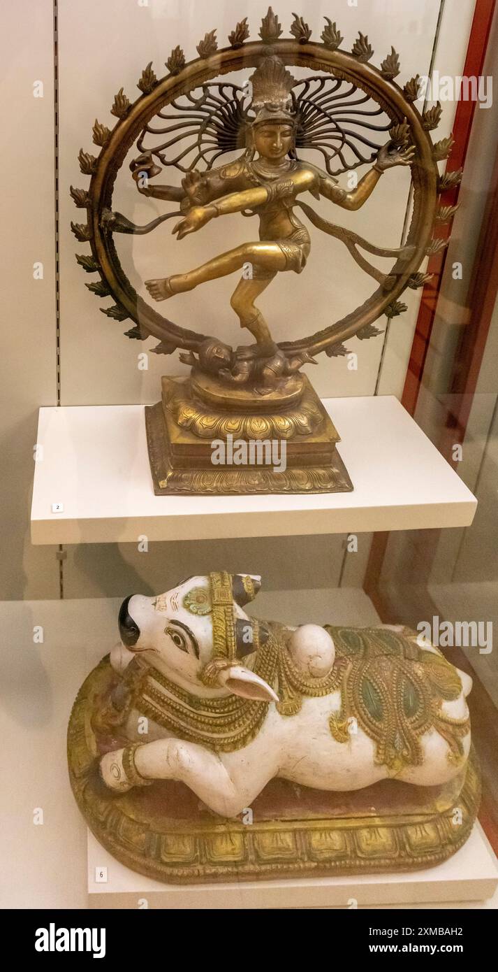Shiva Narataja, signore della danza, India, XX secolo, bronzo e toro Nandi, museo Nazionale di Antropologia, Madrid, Spagna Foto Stock