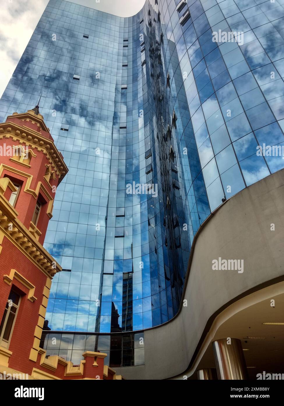 Architettura mista: Fusione storica e moderna a São Paolo, Brasile Foto Stock