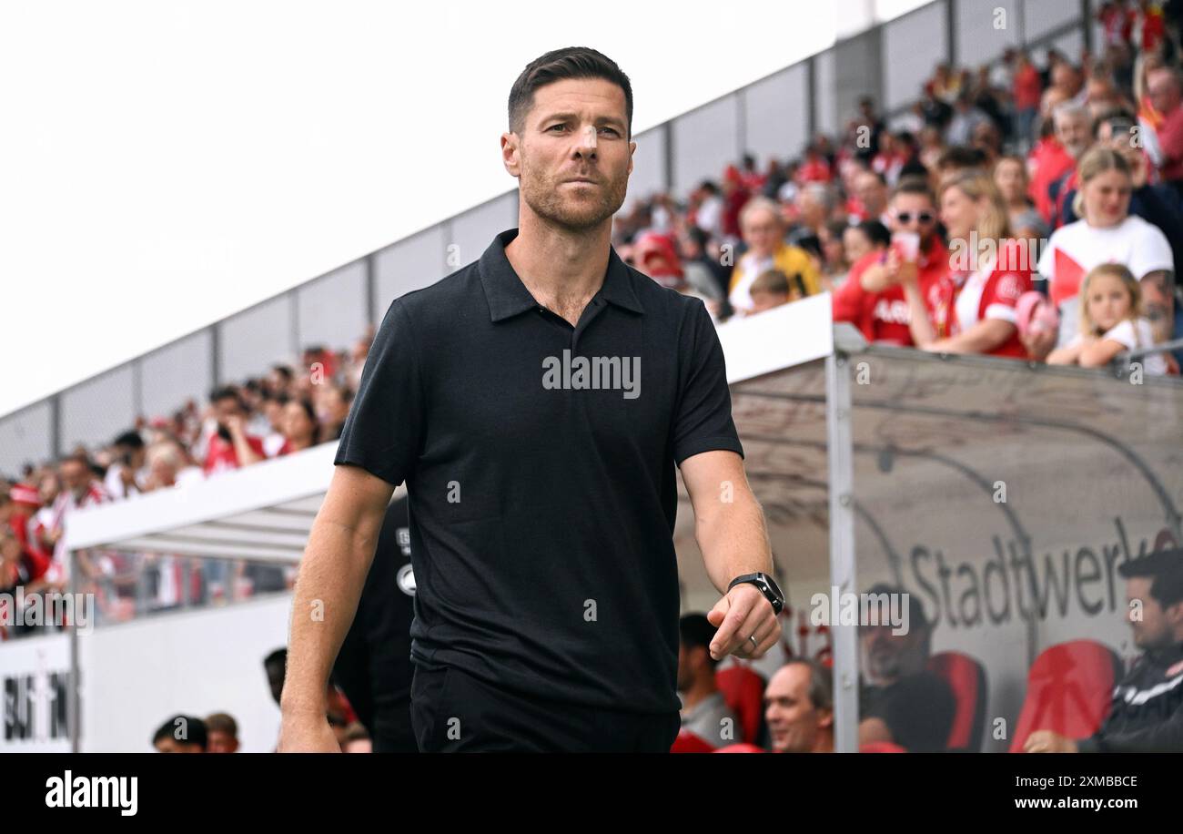 Calcio, Germania, uomini, Bundesliga, test match per la stagione 2024/2025, Stadion an der Hafenstrasse Essen; Rot Weiss Essen - Bayer Leverkusen; allenatore Xabi Alonso (LEV). Foto Stock