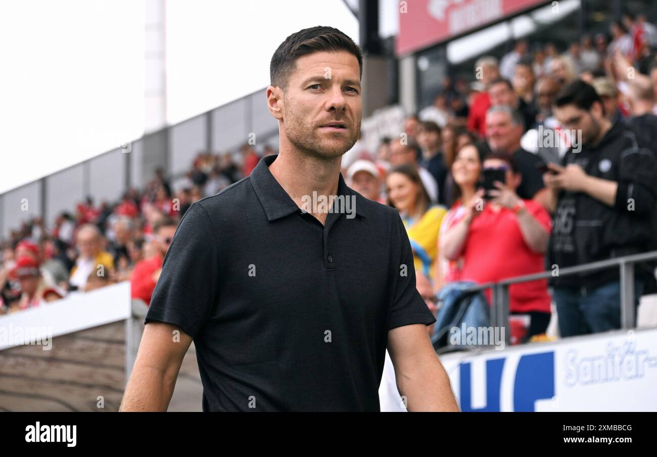 Calcio, Germania, uomini, Bundesliga, test match per la stagione 2024/2025, Stadion an der Hafenstrasse Essen; Rot Weiss Essen - Bayer Leverkusen; allenatore Xabi Alonso (LEV). Foto Stock