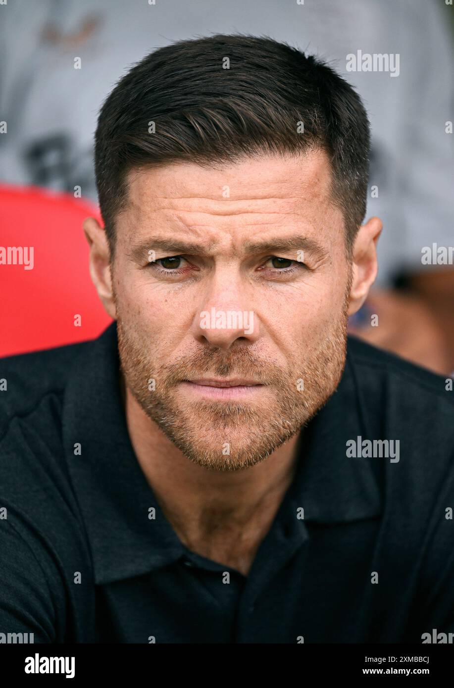 Calcio, Germania, uomini, Bundesliga, test match per la stagione 2024/2025, Stadion an der Hafenstrasse Essen; Rot Weiss Essen - Bayer Leverkusen; allenatore Xabi Alonso (LEV). Foto Stock